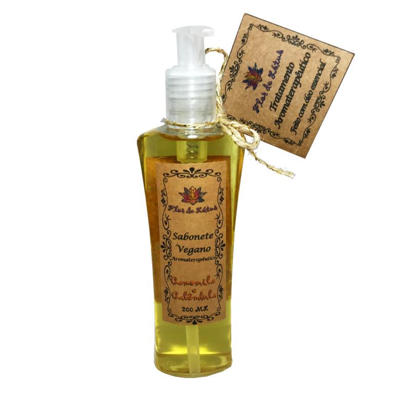 Sabonete líquido natural vegano artesanal com óleos essenciais de camomila e calêndula para aromaterapia
